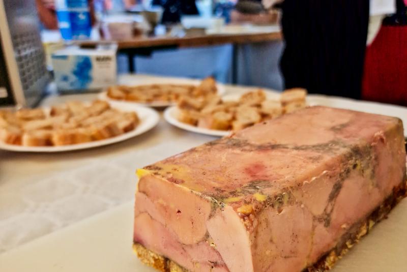 Terrine de foie gras au pain d'épices accompagnée de son chutney aux figues