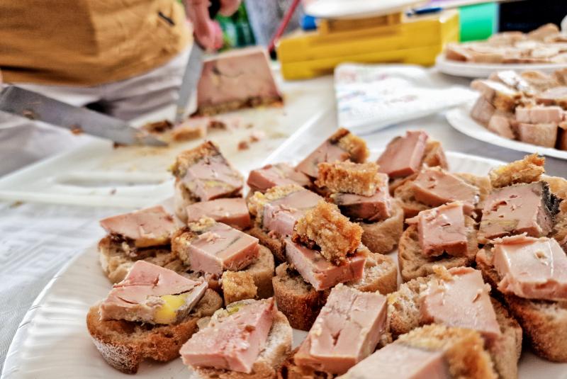 Terrine de foie gras au pain d'épices accompagnée de son chutney aux figues