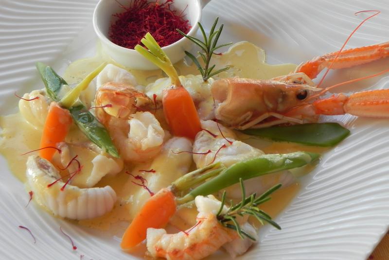 Cassolette de lotte et langoustines au pistil de safran du Gers et magret séché