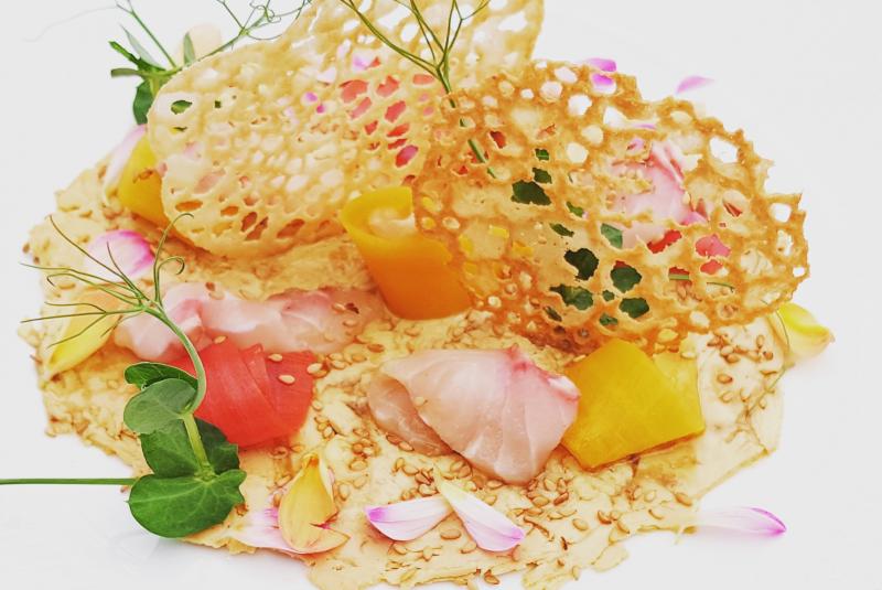 Carpaccio de foie gras, esturgeon fumé, pickles de carottes, vinaigrette miso et tuile de pain