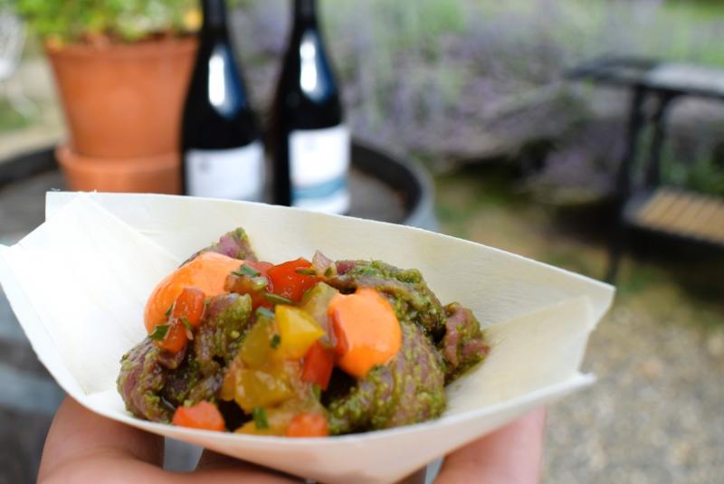 Carpaccio de Magret de Canard du Gers, Pistou aux Pignons de Pin torréfiés, Coulis de Piquillos et Vinaigrette aux Poivrons craquants