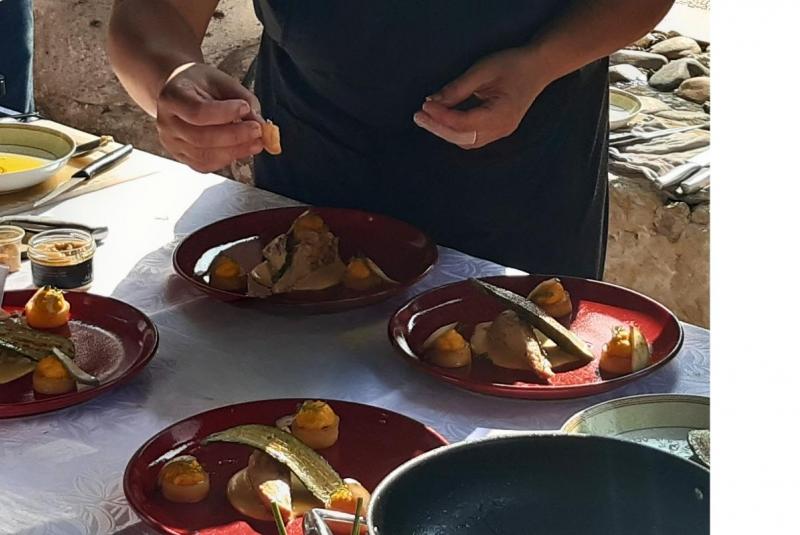 Filet de poulet et son sabayon à l'ail, accompagnements de saison