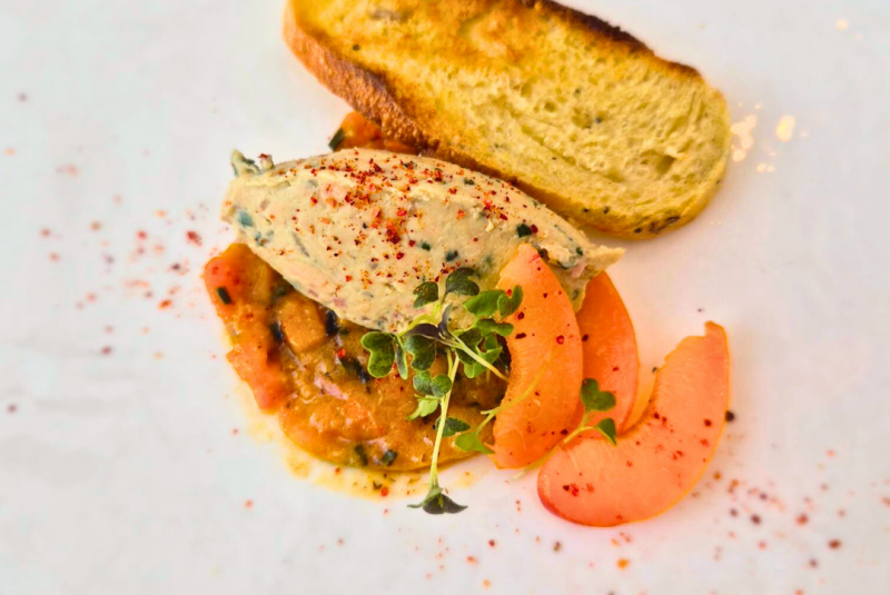 Foie gras, granola, pickles et chutney d'abricot