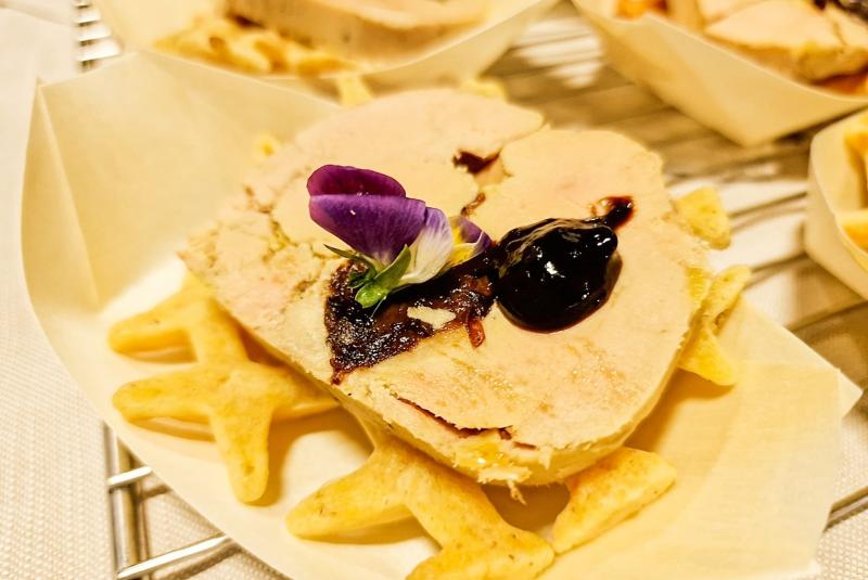 Foie gras de canard mi-cuit Cœur de pruneaux gascons, gaufre à la farine de maïs et condiment à l’ail noir