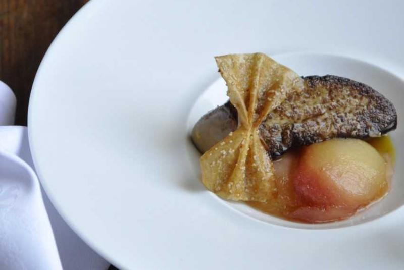 Foie gras de canard du Gers rôti, pêches pochées au floc de Gascogne blanc