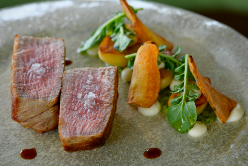 Filet de veau rôti au sautoir, cerfeuil tubéreux et jeunes pousses de cresson, et viennoise d’herbes