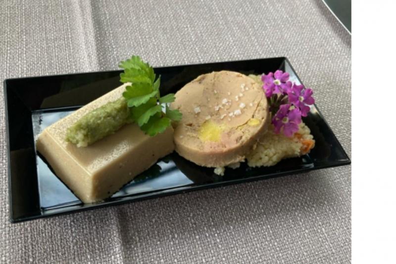 Foie gras de canard mi-cuit à l’Armagnac, pesto de pimprenelle, tourin Gascon en Panna cotta et millas à l’ail des ours