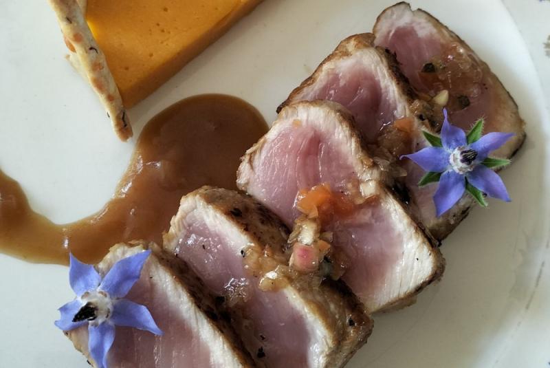 Veau fermier en tataki, parfumé à l’huile de carthame bio, sauce gastrique à ma façon - Salon Régal 2023