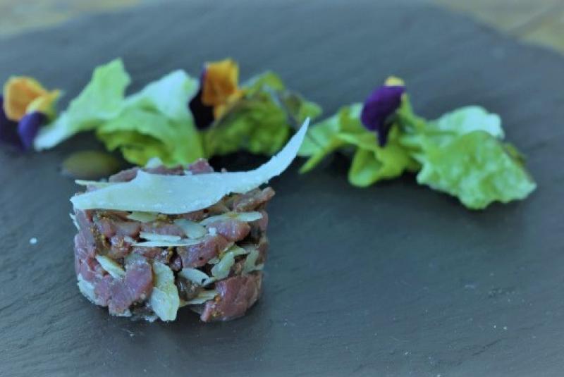 Tartare de canard à la figue moelleuseet vieux parmesan