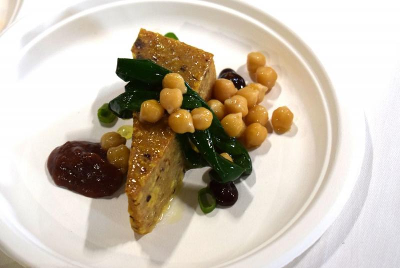 Panisse aux pruneaux, pois chiches en pickles et variation de prunes