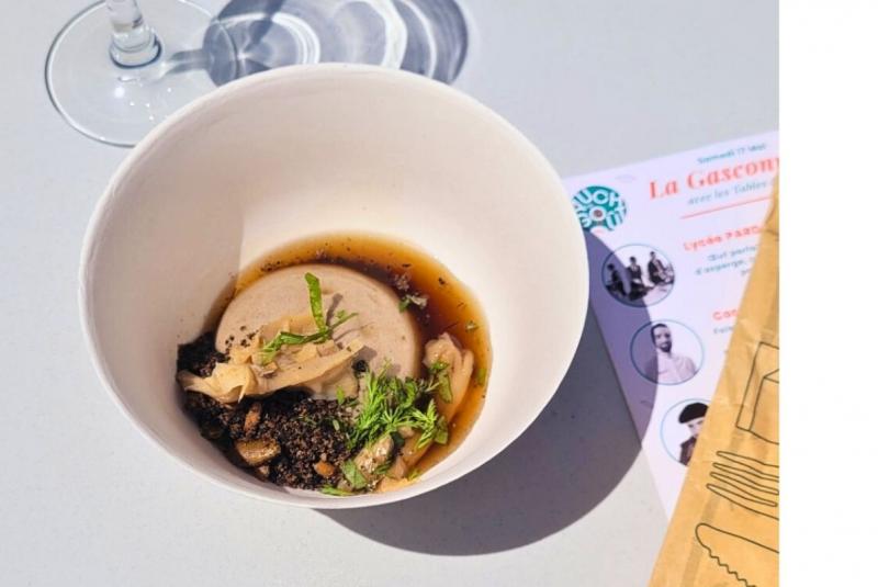 Mousse de champignons, bouillon des sous-bois, pleurotes en pickles et herbes sauvages