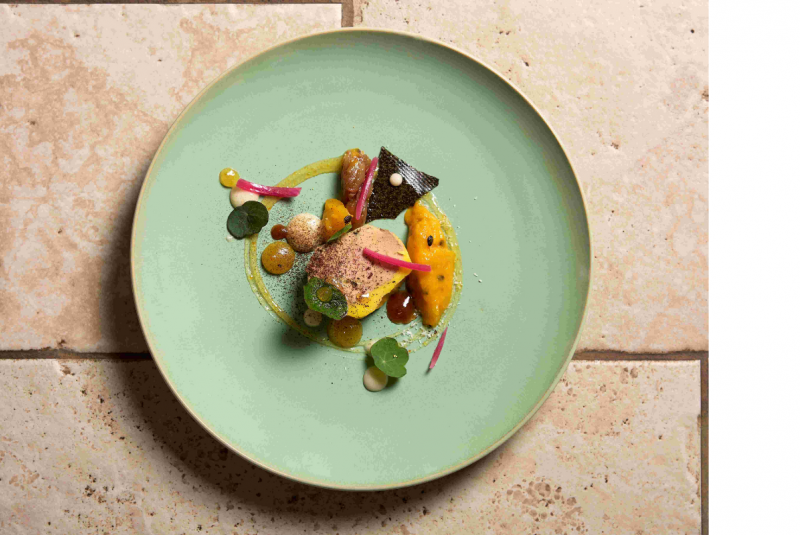 Médaillon de foie gras à la vanille et poivre de Kampot, en cuisson basse température, condiment mangue, gel agrumes et coulis lait de coco citronné