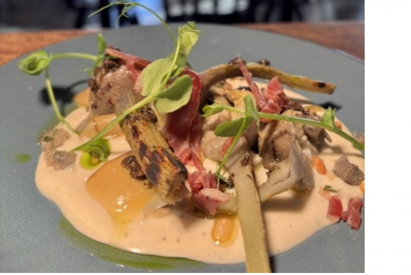 Cœur d’artichaut grillé, crème ajo blanco, huile de truffe, éclats de jambon, huile aromatique