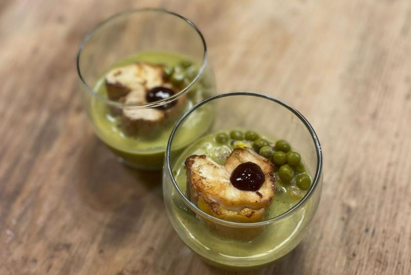Suprême de volaille noire d’Astarac Bigorre en texture à la crème de mûre et Armagnac, condiments mûres, ail frais, concombre grillé et lait de petits pois