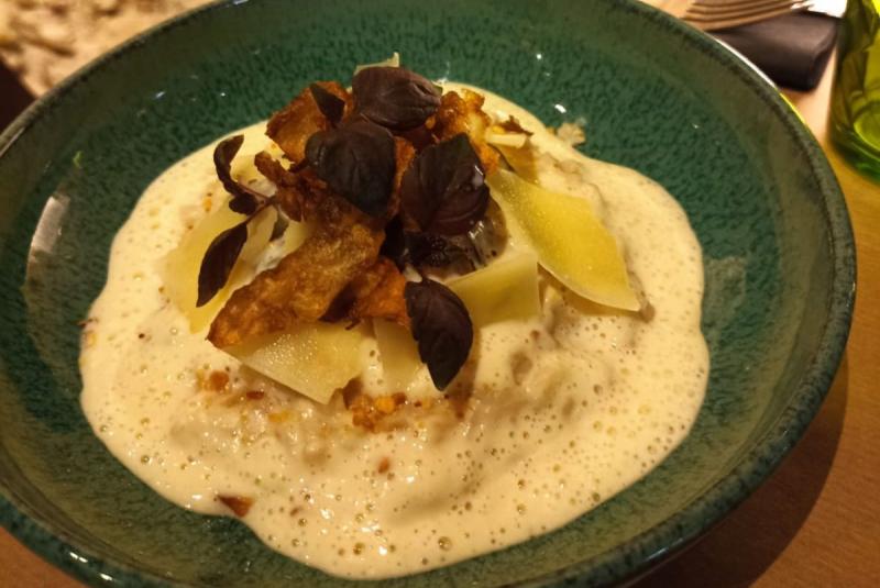 Risotto d’escargots de Malicorne, topinambour, écume d’ail blanc de Lomagne, noisettes et jeunes pousses