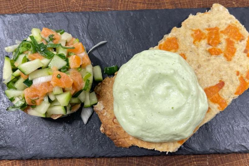 Tartare printanier de truite fumée, espuma de yaourt aux fines herbes, crackers de yaourt et truite fumée