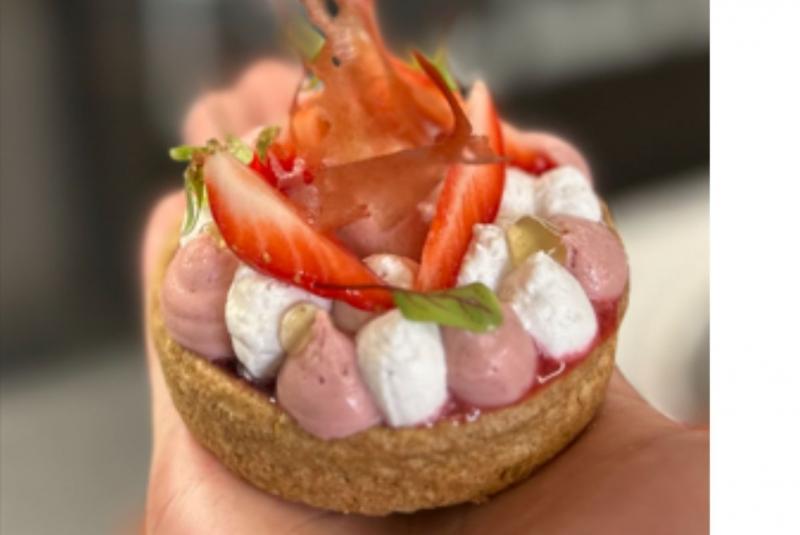 Tarte au biscuit de voyage bien enrichi aux noisettes, généreusement imbibé de Floc rouge et premières fraises du Gers