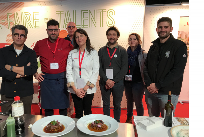 Tataki de bœuf « minutes » au bouillon de pruneaux et pâtes bio au petit épeautre