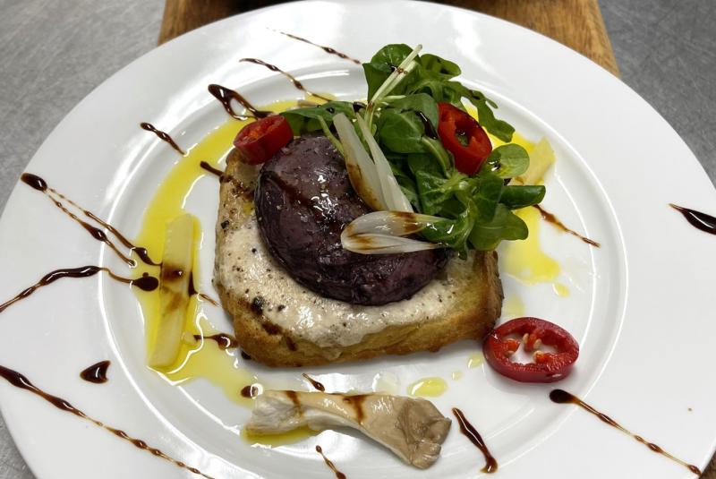 Focaccia gratinée au chèvre et à l'ail noir et son oeuf poché au vin rouge