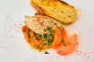 Foie gras, granola, pickles et chutney d'abricot