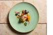 Médaillon de foie gras à la vanille et poivre de Kampot, en cuisson basse température, condiment mangue, gel agrumes et coulis lait de coco citronné