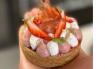 Tarte au biscuit de voyage bien enrichi aux noisettes, généreusement imbibé de Floc rouge et premières fraises du Gers